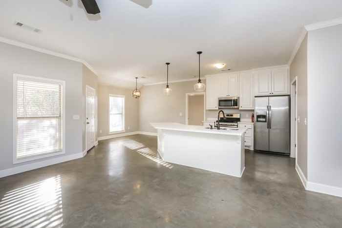 104 Moss Crk - Photo 4 of 10