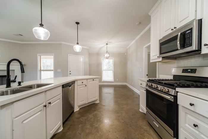 104 Moss Crk - Photo 6 of 10