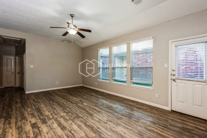 11243 Glenforest Dr - Photo 2 of 18