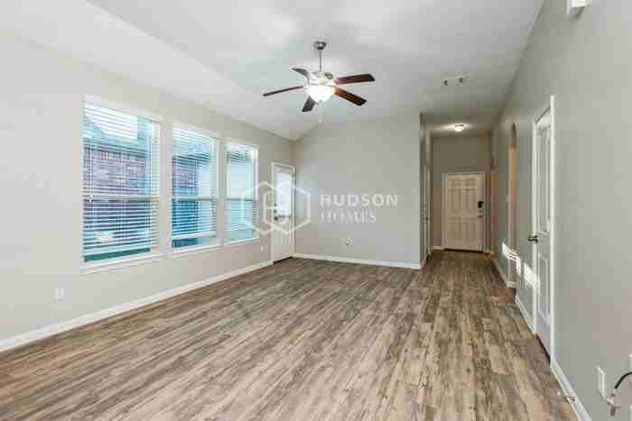 11243 Glenforest Dr - Photo 3 of 18