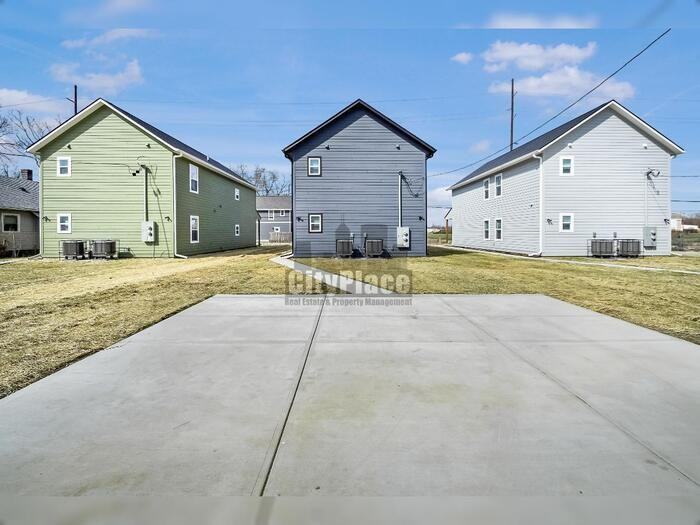 1135 W 21st St - Photo 5 of 19