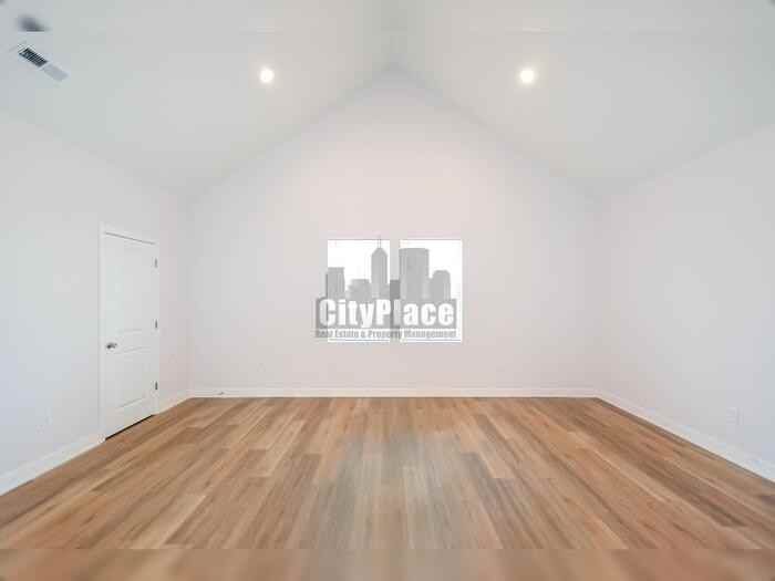 1135 W 21st St - Photo 7 of 19