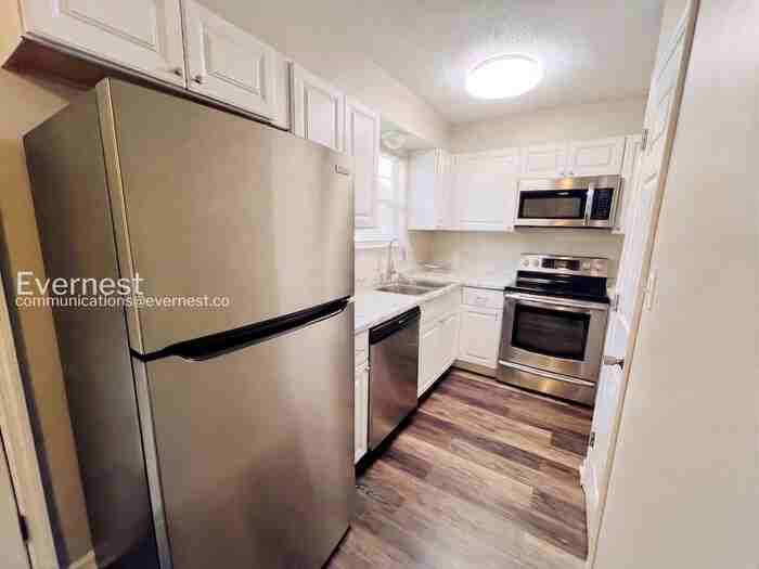 701 Summit Ave #B - Photo 3 of 17