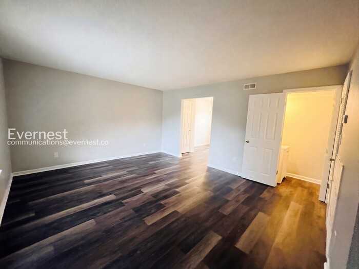 701 Summit Ave #B - Photo 5 of 17