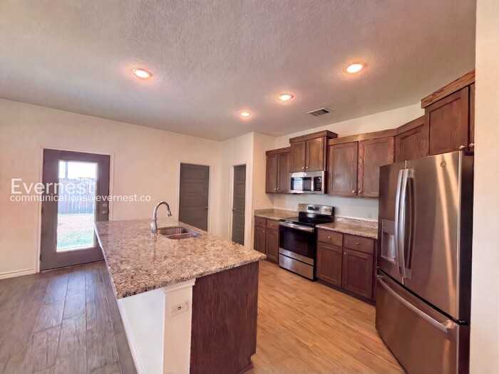 2211 Hornbeam St - Photo 3 of 19