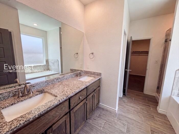 2211 Hornbeam St - Photo 6 of 19