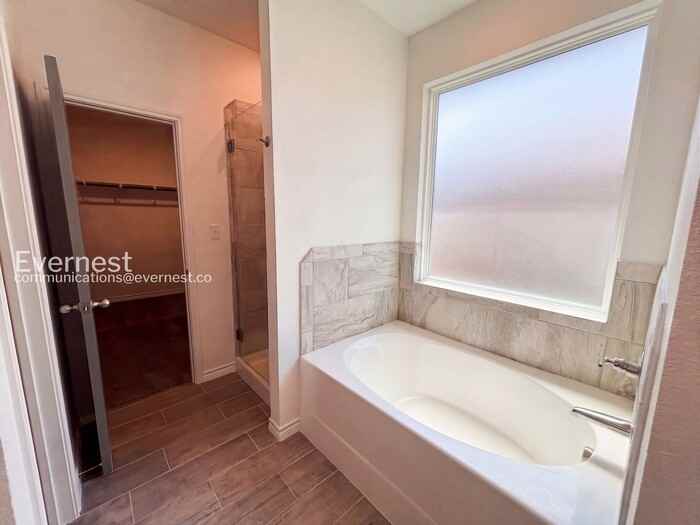 2211 Hornbeam St - Photo 7 of 19