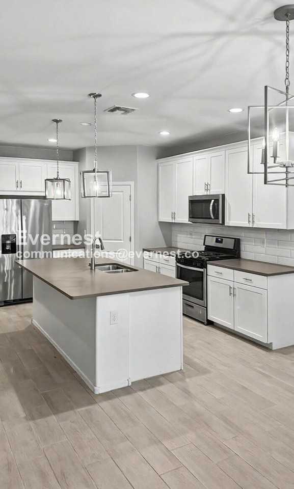 10667 W Filbert St - Photo 2 of 50