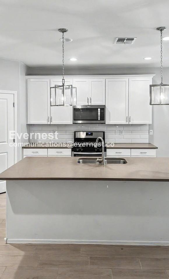 10667 W Filbert St - Photo 3 of 50