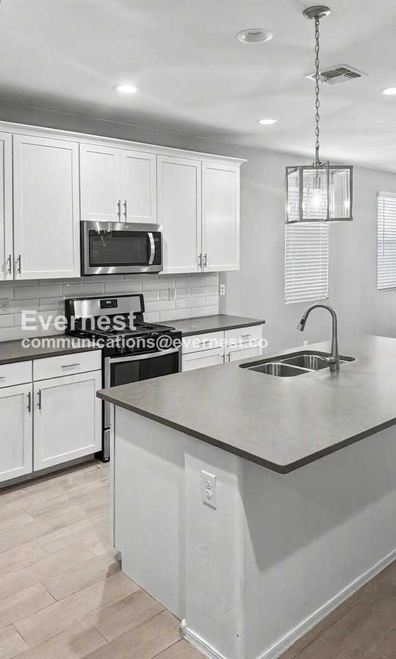 10667 W Filbert St - Photo 5 of 50