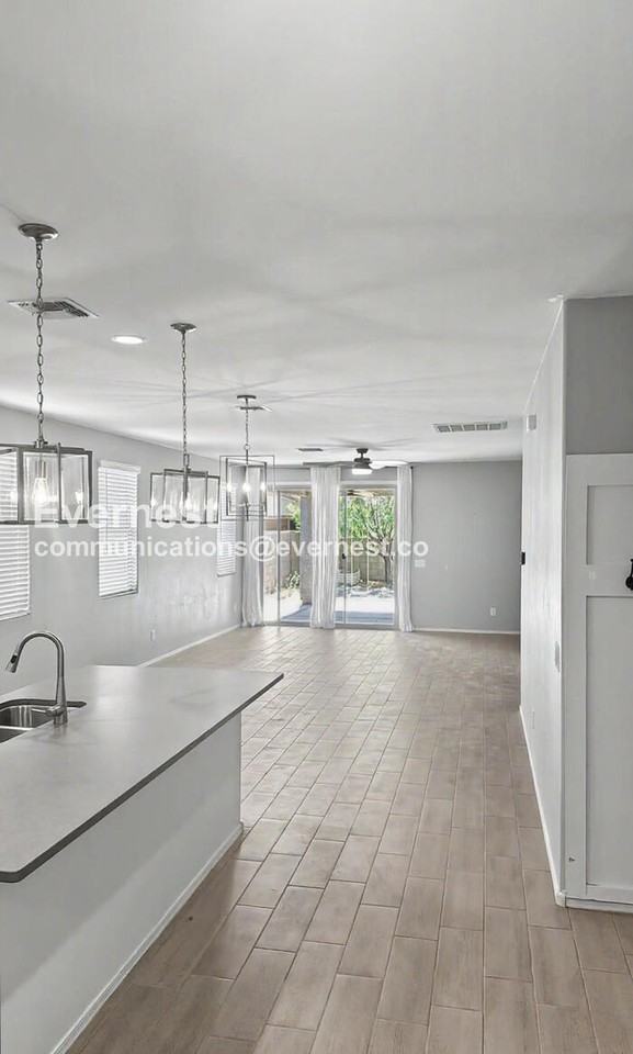 10667 W Filbert St - Photo 6 of 50