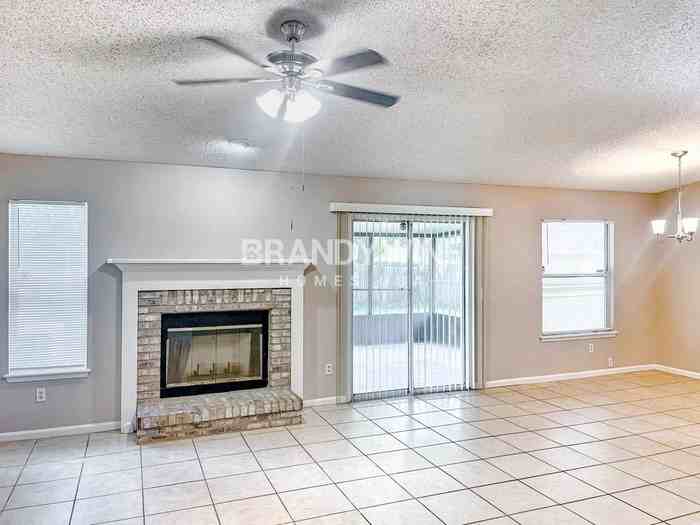 1433 Kingfisher Ln N - Photo 2 of 10