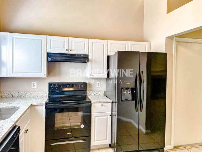 1433 Kingfisher Ln N - Photo 3 of 10