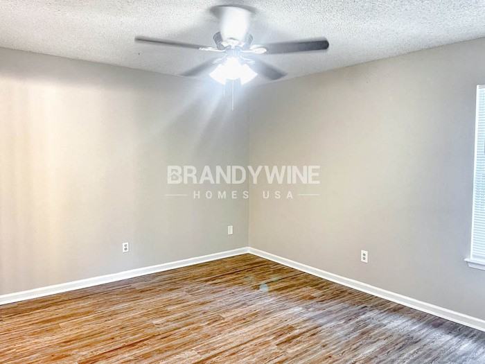 1433 Kingfisher Ln N - Photo 4 of 10