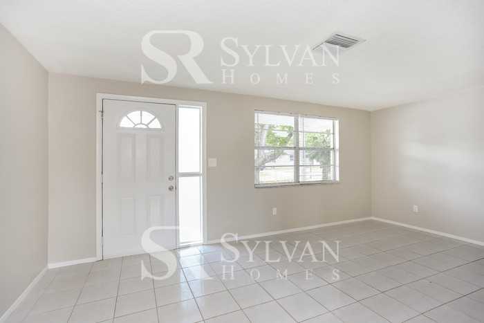 11015 Harding Dr - Photo 3 of 16