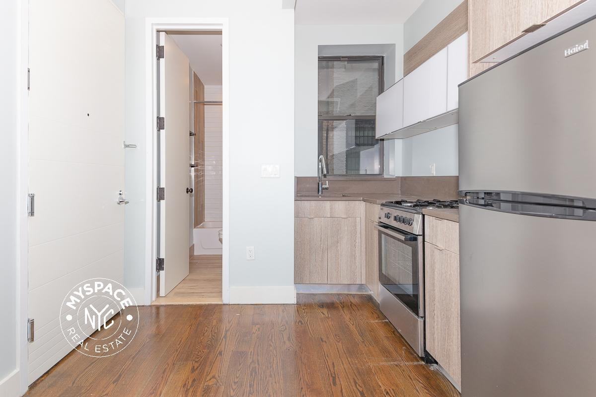 903 Saint Johns Pl #1D - Photo 5 of 7