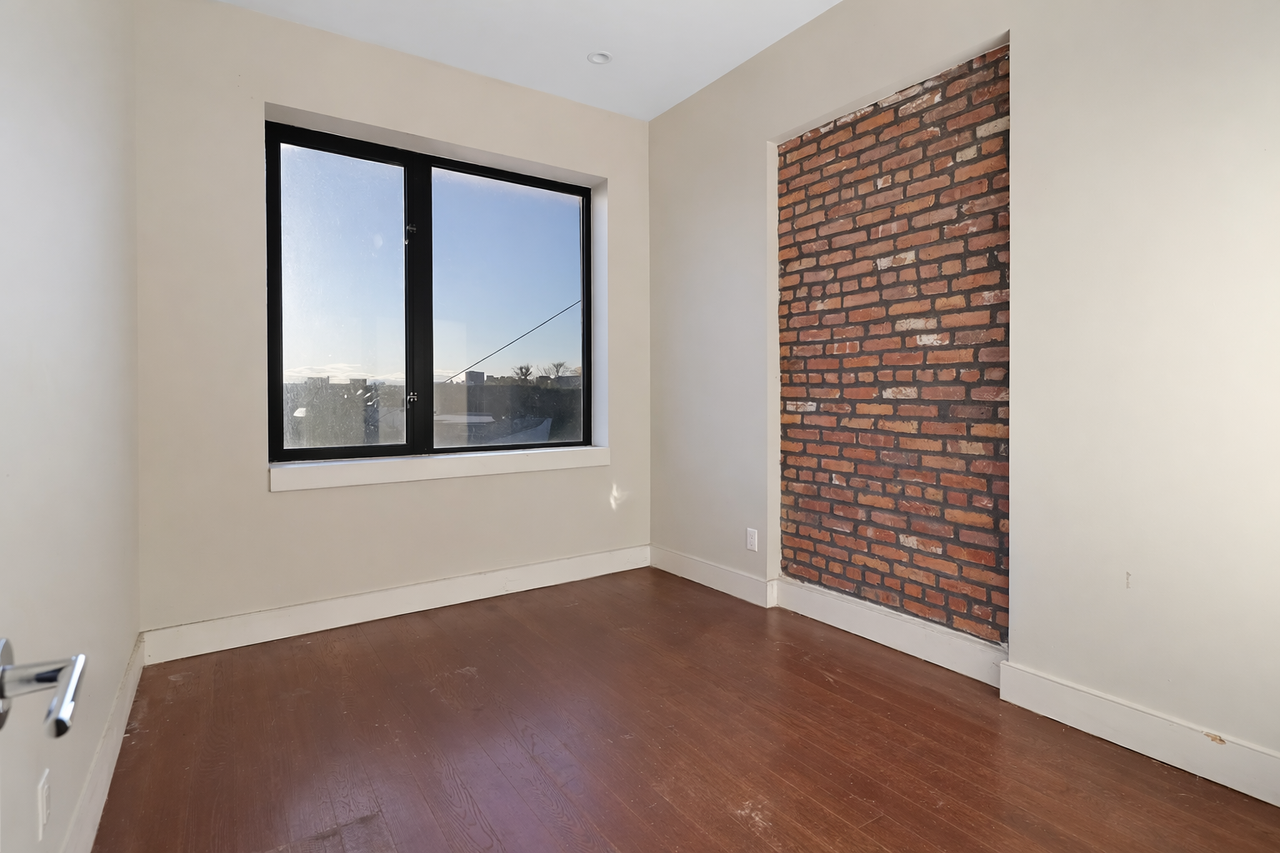 17 Troutman St #7 - Photo 3 of 6