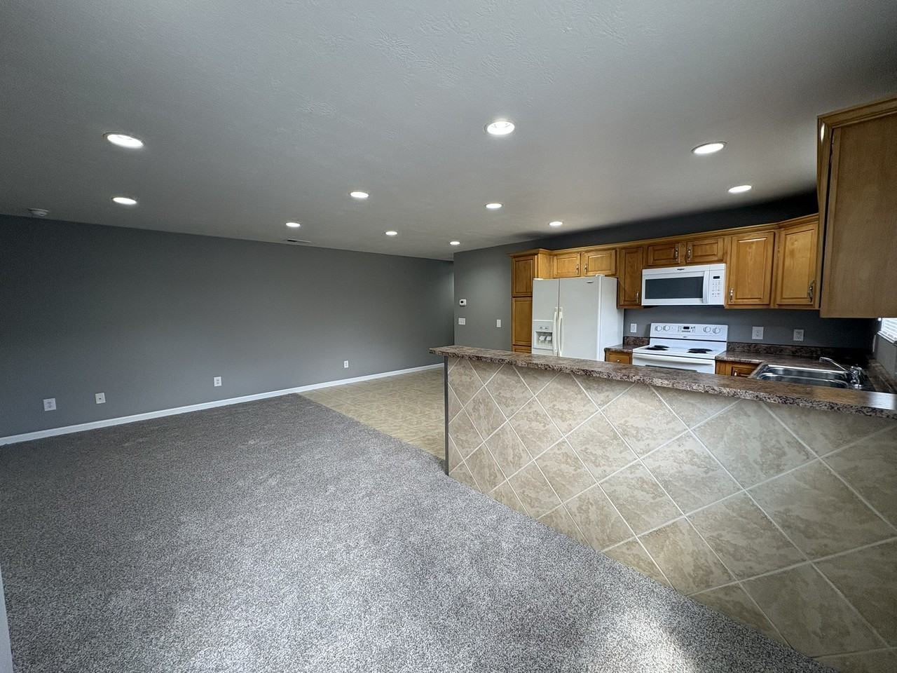 1106 Spring Valley Dr #B - Photo 3 of 16