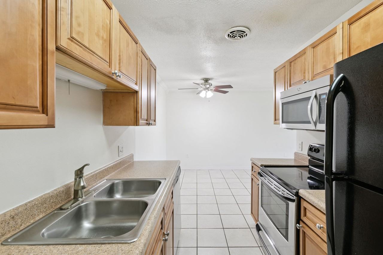 1695 Lee Rd #B106 - Photo 7 of 20