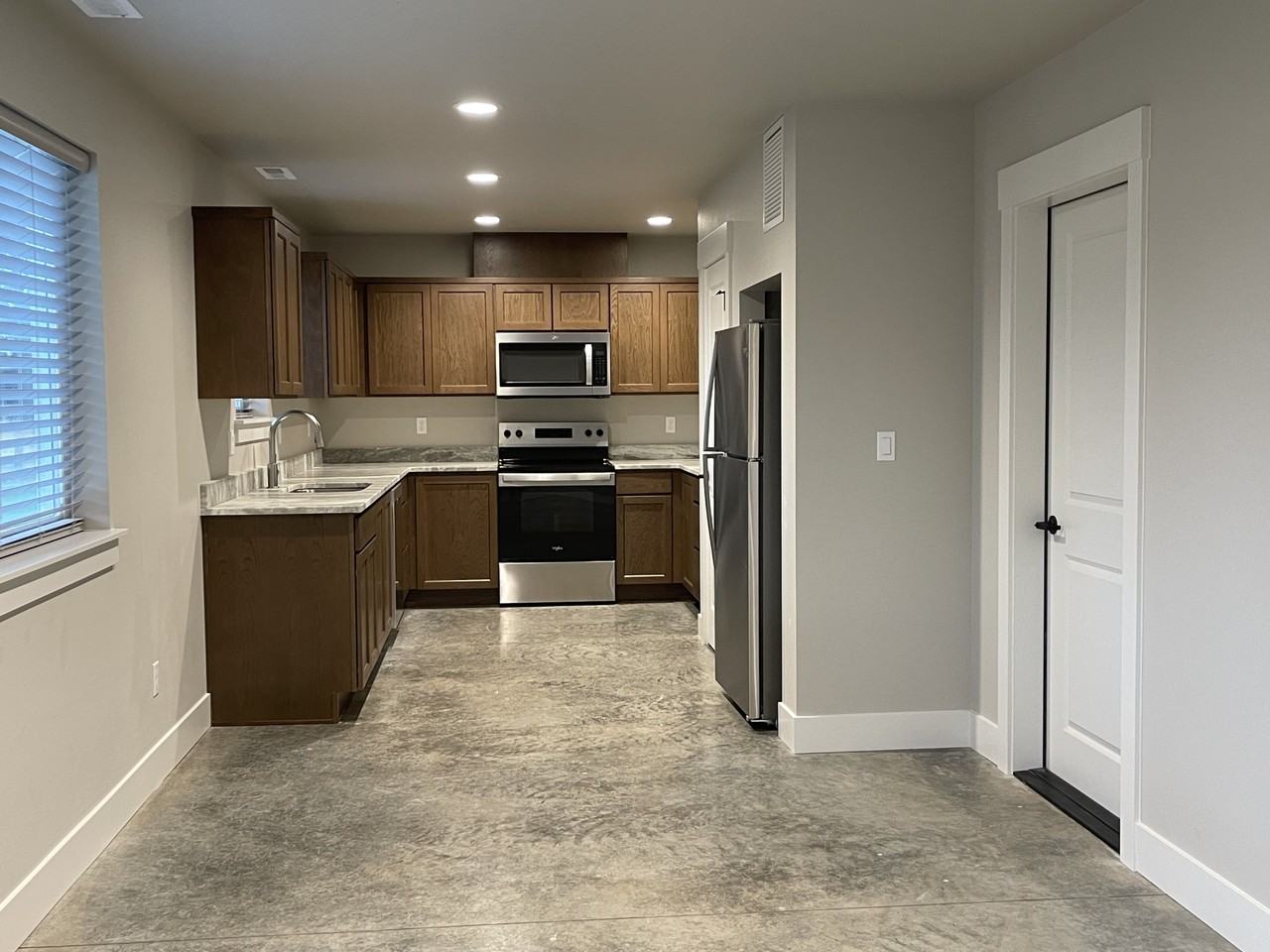 412 W 1st St #A - Photo 5 of 32