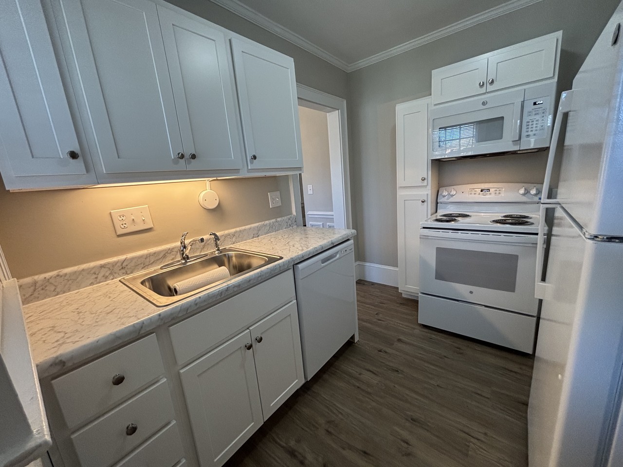 906 Clarendon St #4 - Photo 4 of 12