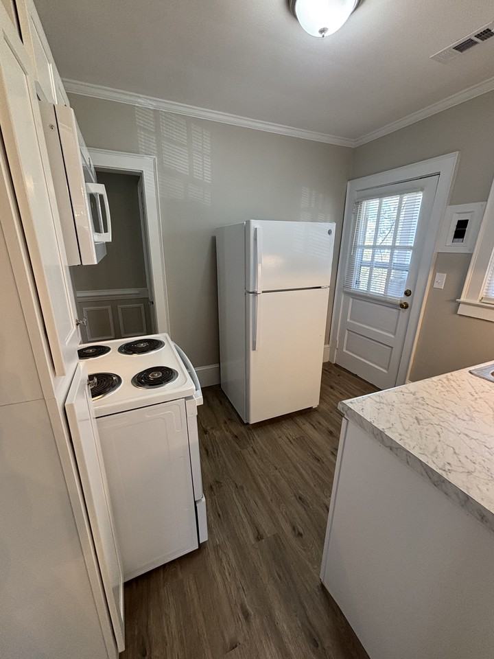 906 Clarendon St #4 - Photo 6 of 12