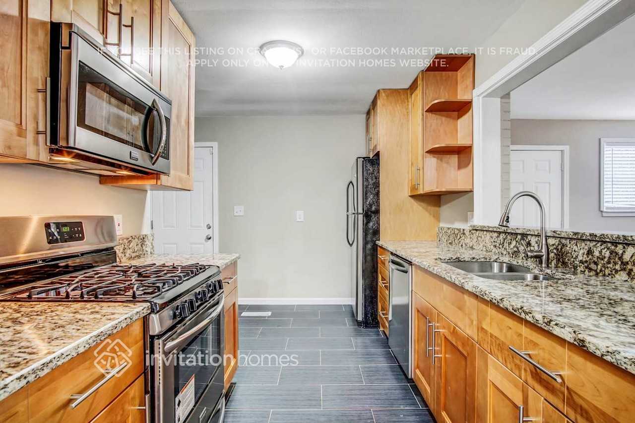 2407 Cresta Dr - Photo 4 of 20