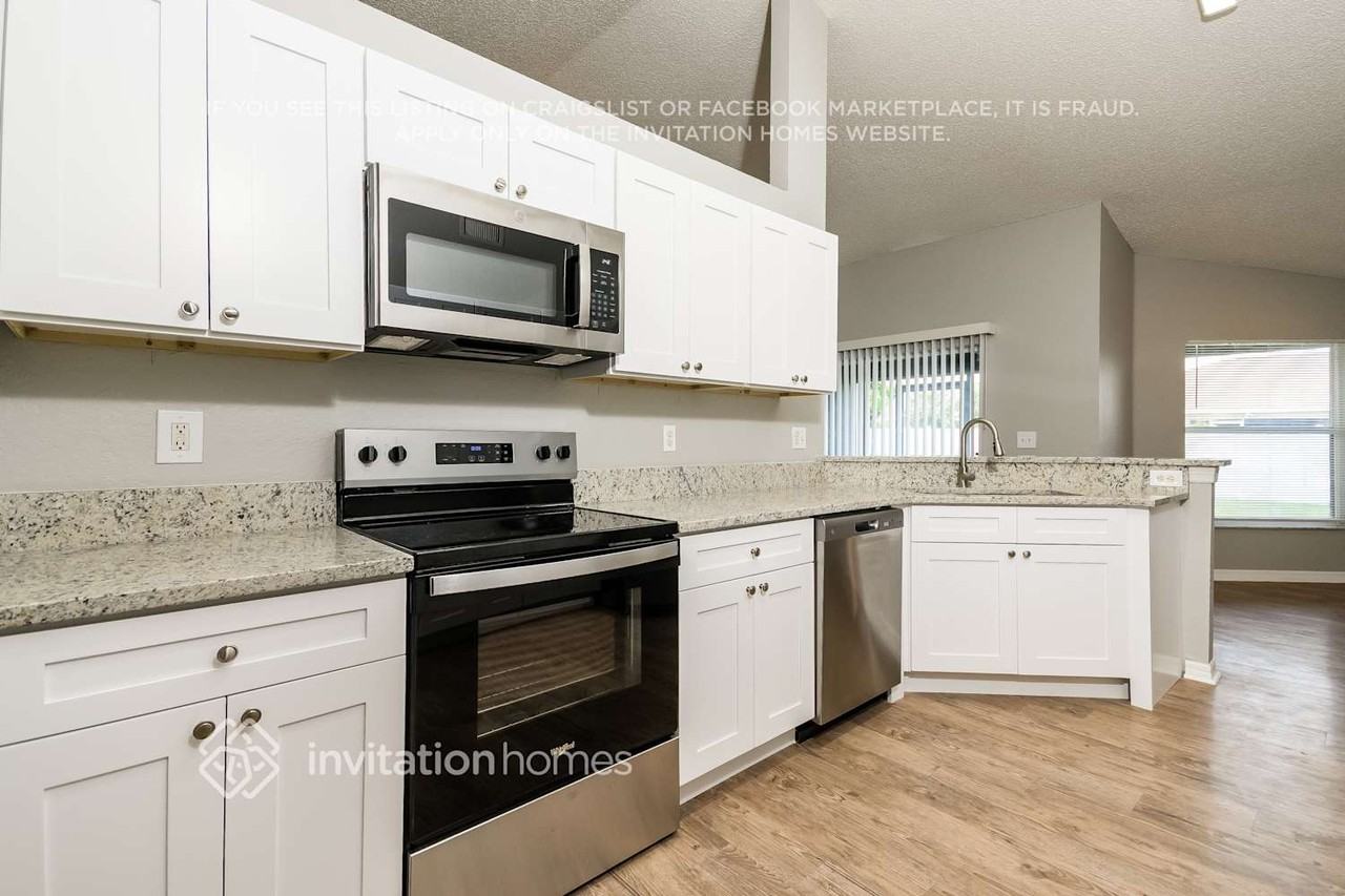 331 Cloverdale Rd - Photo 5 of 17