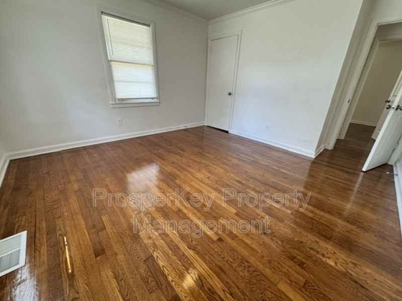 340 Adelle St Se - Photo 7 of 12