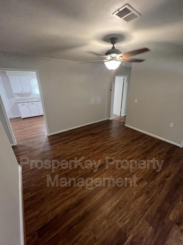 3025 Foresthill Dr - Photo 3 of 14