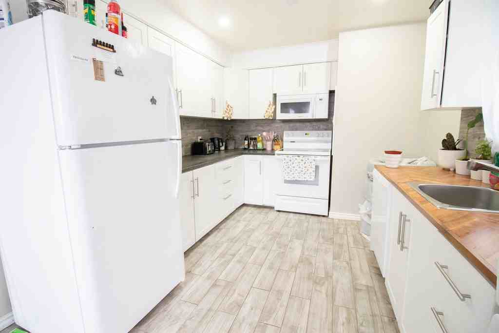 5 Alexandra Blvd - Photo 4 of 17