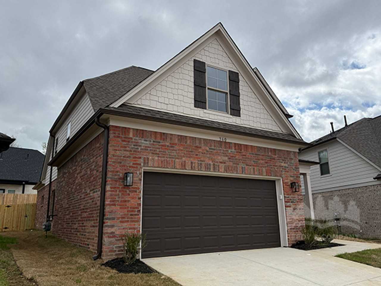 360 Maple St - Photo 3 of 24