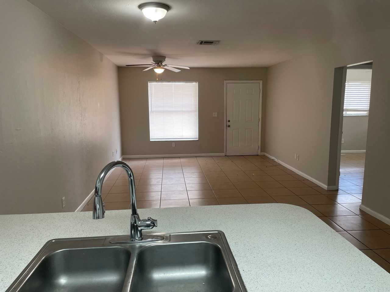 821 Ne 8th St #D - Photo 4 of 17