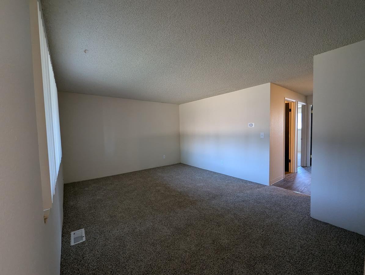 69 Jadwin Ave - Photo 4 of 6