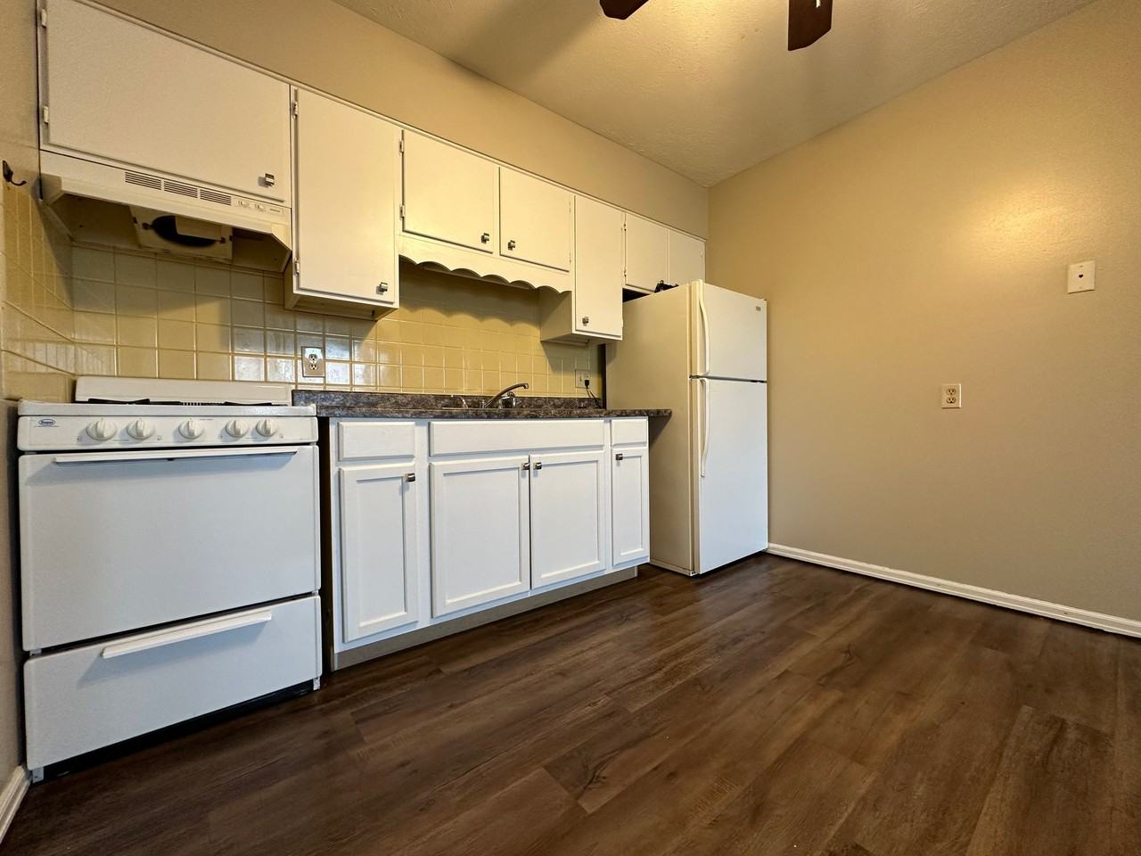 601 Bradley Dr - Photo 6 of 12