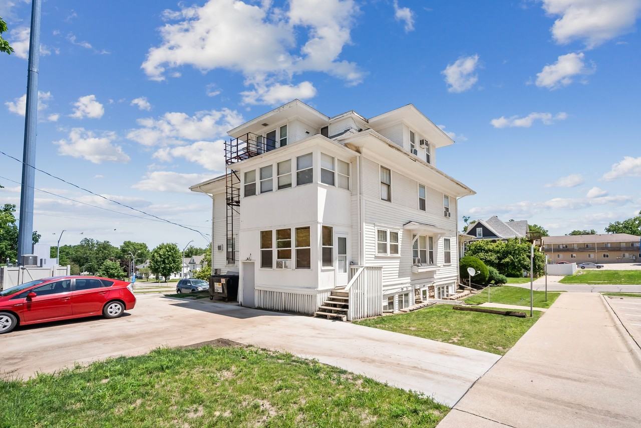 815 W 23rd - Cedar Falls - Photo 3 of 3