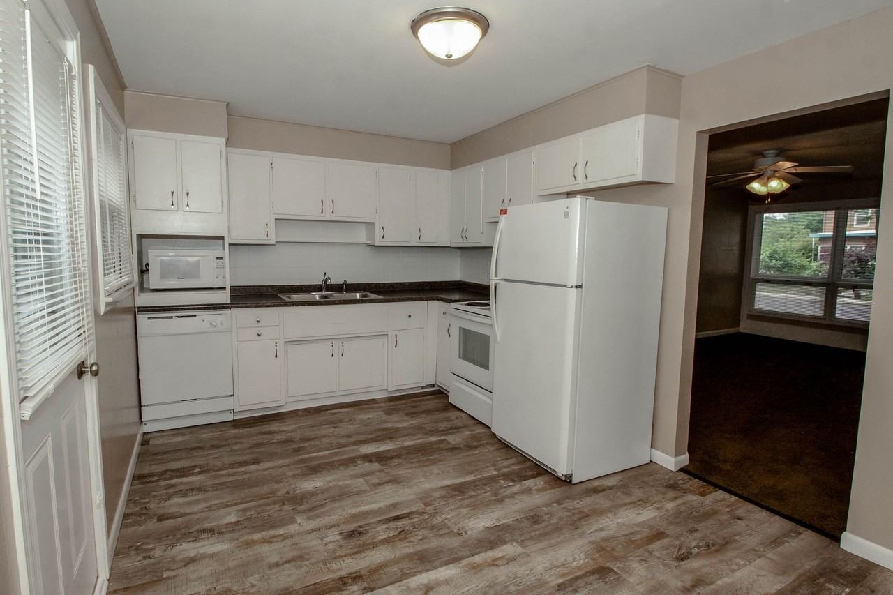 201 Davis Ave - Photo 2 of 15