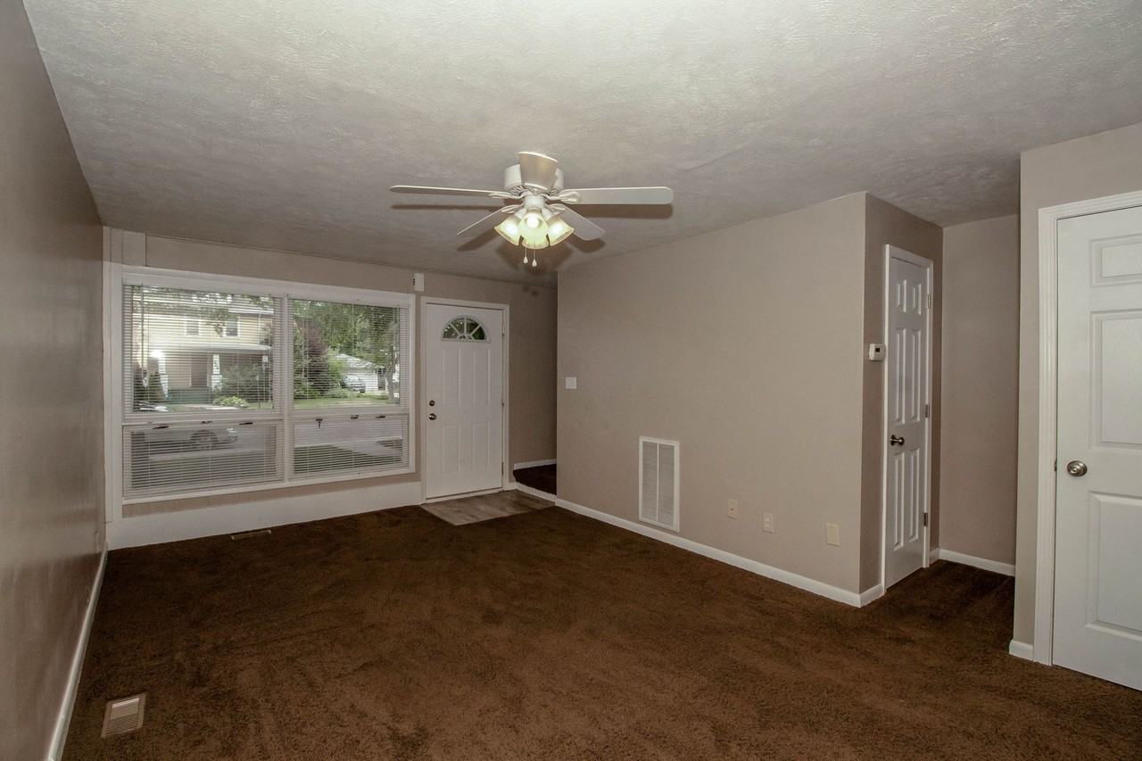 201 Davis Ave - Photo 3 of 15