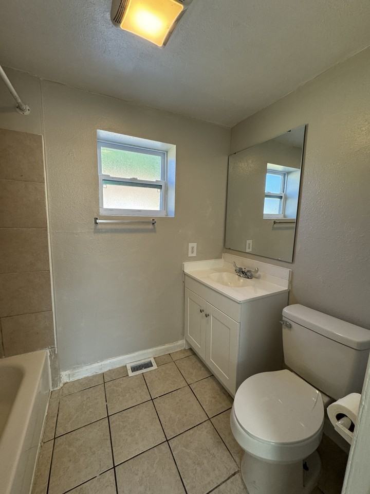 4262 Greenwood Avenue-Back #4262 - Photo 6 of 10