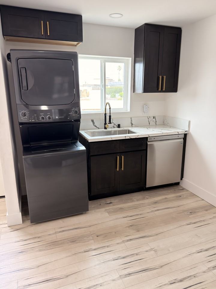 5536 Encina Drive - 5536 1/2 #5536-1-2 - Photo 3 of 12