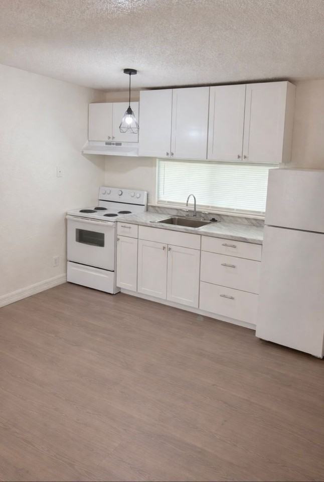 PARK PLACE APARTMENTS - Photo 5 of 12