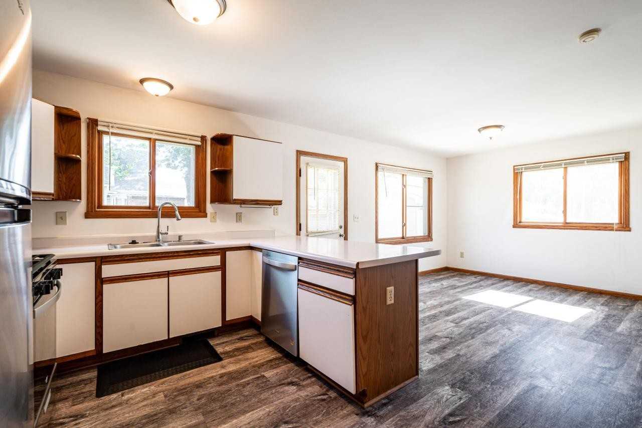 West Allis Townhouse - Photo 2 of 10