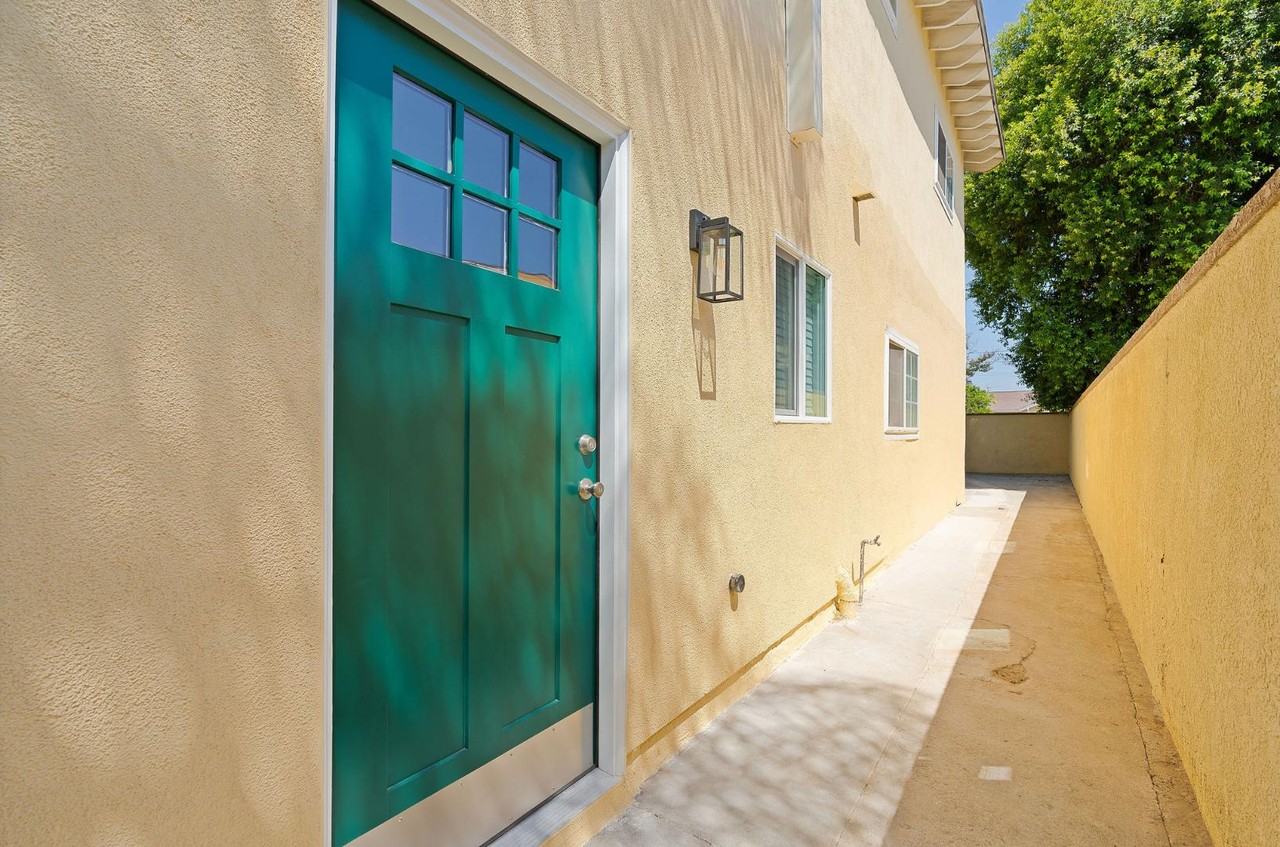 16454 Parthenia St - Photo 2 of 4