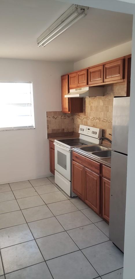 1021 S G St #D - Photo 2 of 15