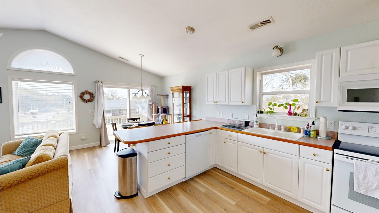 123 Harbour View Dr #1 - Photo 3 of 20