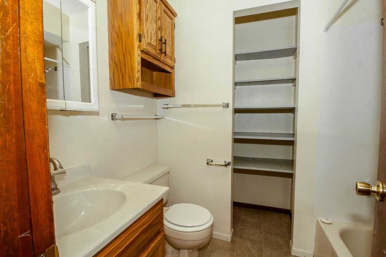 215 Lindell Dr - Photo 2 of 13