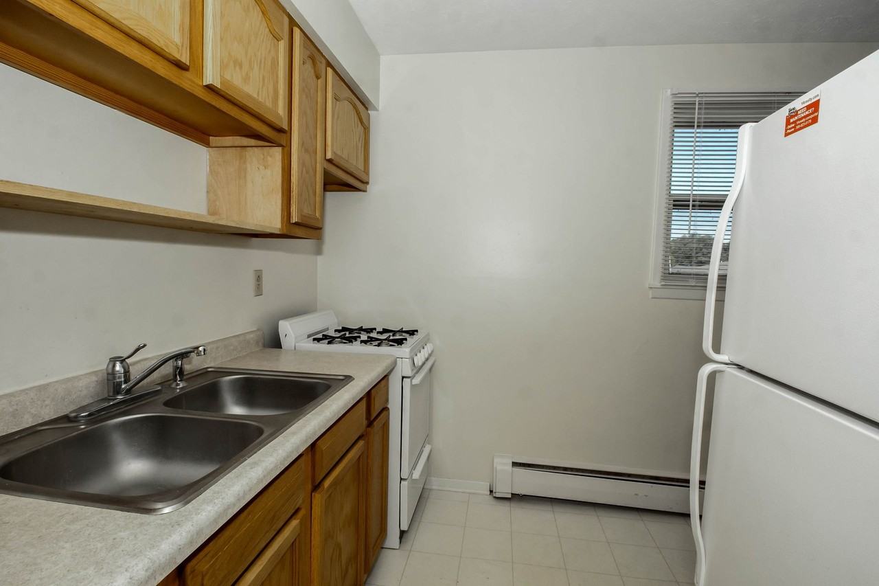 215 Lindell Dr - Photo 4 of 13