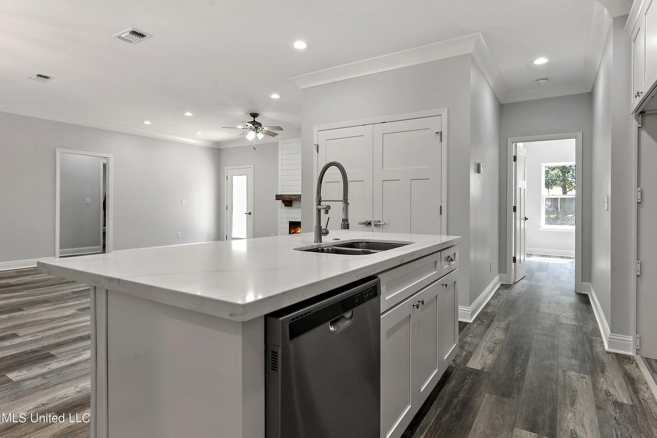 9493 W Palm Ln #1 - Photo 6 of 12