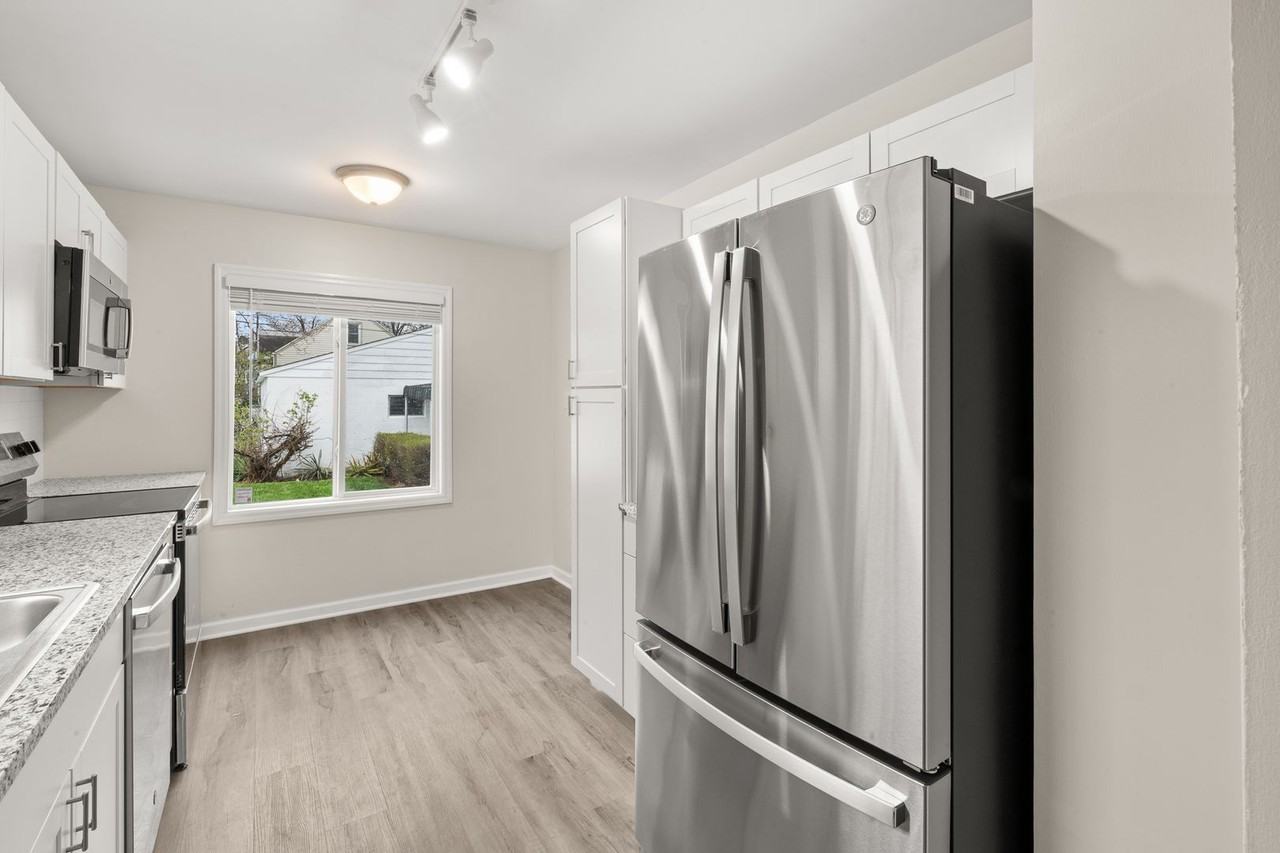 779 Brentnell Ave - Photo 4 of 29