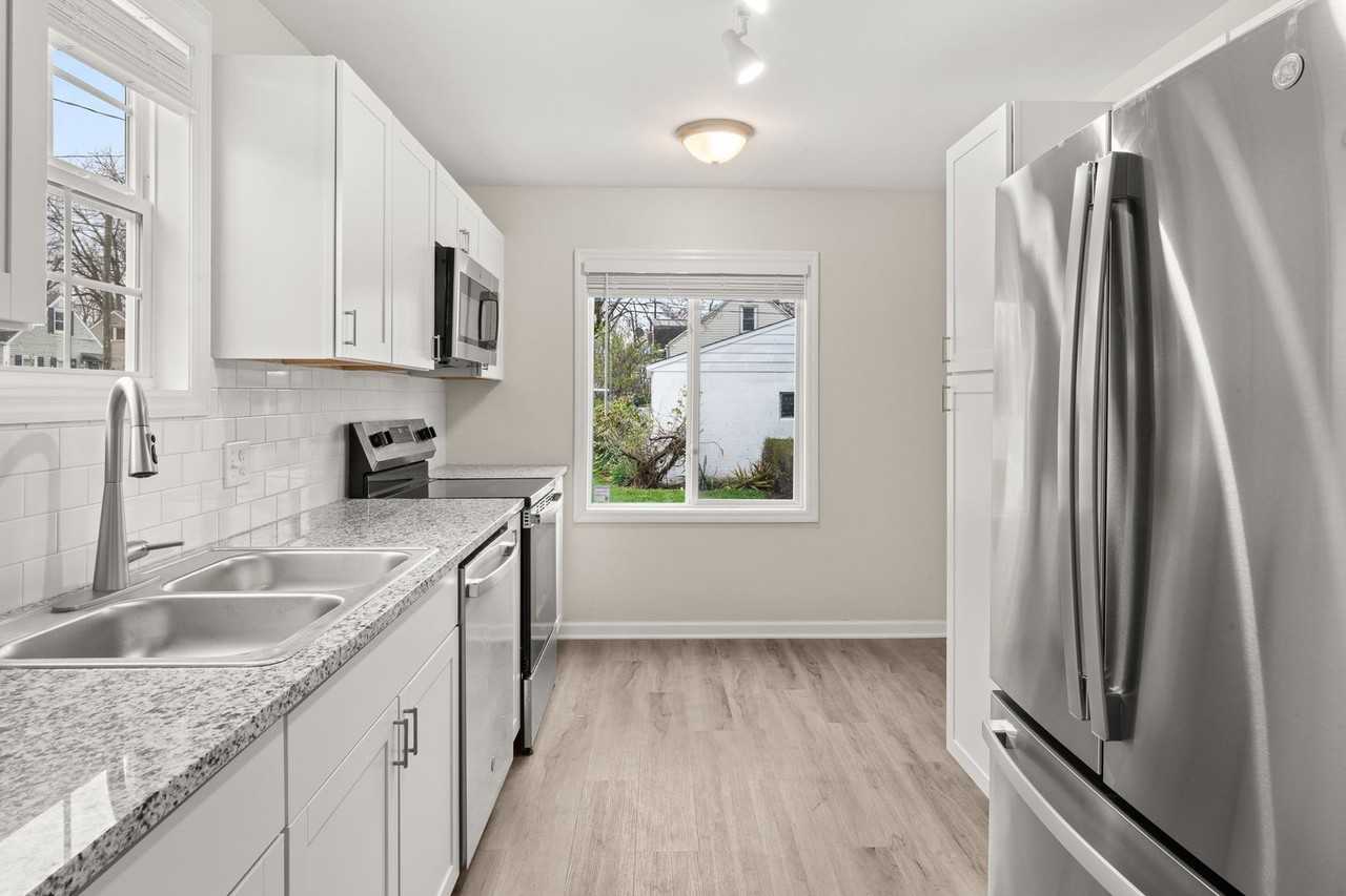 779 Brentnell Ave - Photo 5 of 29